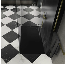 Receveur de douche noir dans une salle de bains avec carrelage en damier