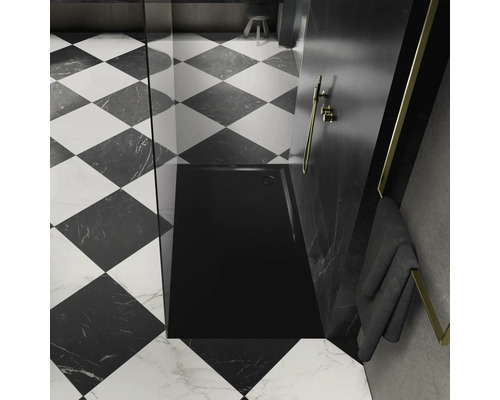 Receveur de douche noir dans une salle de bains avec carrelage en damier
