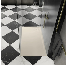 Douche à l'italienne avec caniveau de douche et motif en damier noir et blanc dans la salle de bain.