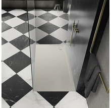 Salle de bains avec receveur de douche, robinetterie de douche et carrelage en damier