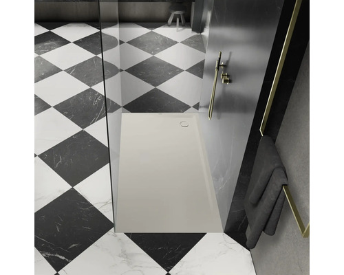 Salle de bains avec receveur de douche, robinetterie de douche et carrelage en damier