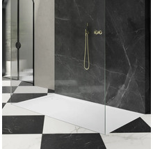 Salle de bains avec douche, mur en marbre et carrelage en damier