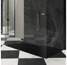 Salle de bains moderne avec receveur de douche noir, ensemble de douche doré et carrelage en damier