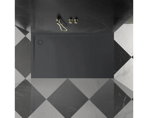 Receveur de douche dans une salle de bain avec motif de carreaux en damier