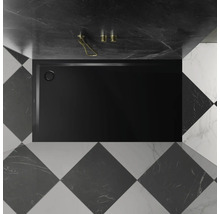 Receveur de douche noir dans une salle de bains avec carrelage en damier