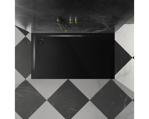 Receveur de douche noir dans une salle de bains avec carrelage en damier