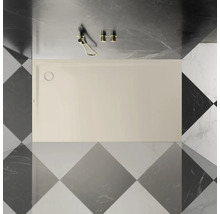 Vue de dessus d'un receveur de douche rectangulaire avec garniture d'écoulement et robinetterie de douche dans une salle de bain avec un motif en damier sur le sol.