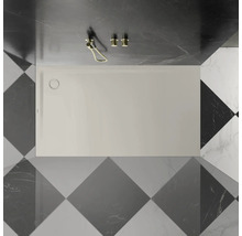 Vue de dessus d'un receveur de douche dans une salle de bain avec des carreaux de marbre