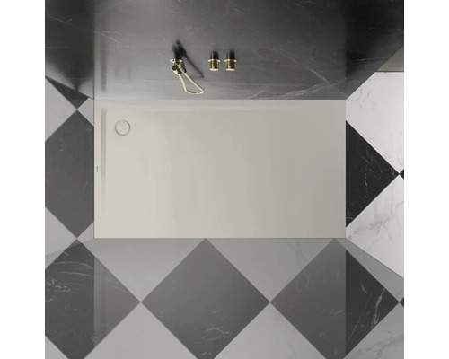 Vue de dessus d'un receveur de douche dans une salle de bain avec des carreaux de marbre