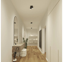 Couloir avec miroir, console, éclairage et parquet