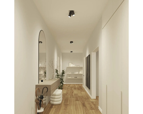 Couloir avec miroir, console, éclairage et parquet