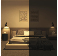 Chambre à coucher avec lit, tables de chevet et appliques murales à la lumière du jour et dans l'obscurité