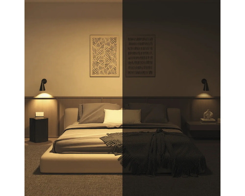 Chambre à coucher avec lit, tables de chevet et appliques murales à la lumière du jour et dans l'obscurité