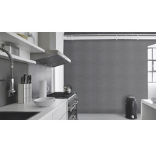 Cuisine moderne avec plaque de cuisson, hotte et ustensiles de cuisine.
