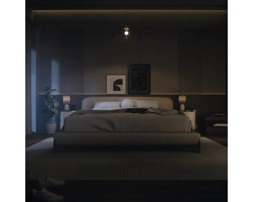 Schlafzimmer mit Bett, Nachttischen, Lampen und Dekorationen