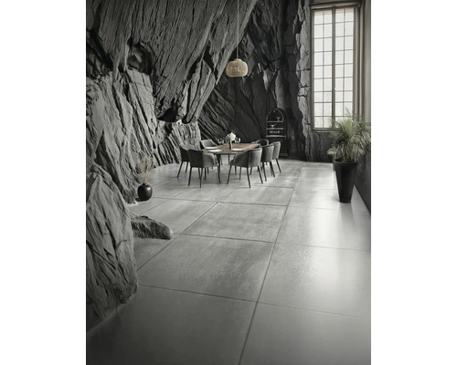 Salle à manger avec table, chaises, mur de roche et fenêtre