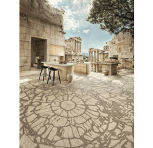 Cuisine extérieure ouverte avec îlot de cuisine, tabourets de bar et revêtement de sol à motifs sur fond historique.