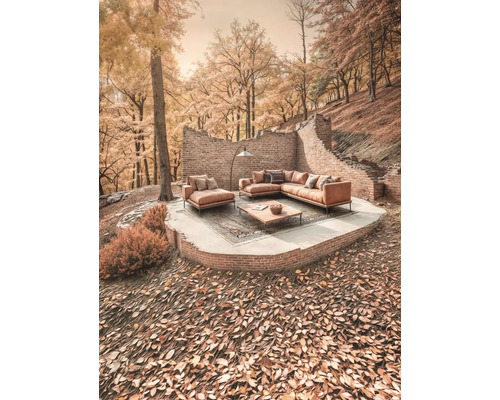 Coin salon extérieur avec canapé d'angle, table basse et mur en briques dans un environnement automnal.