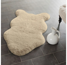 Tapis en fourrure d'ours en peluche sur sol carrelé