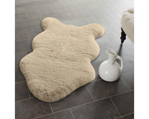 Tapis en fourrure d'ours en peluche sur sol carrelé