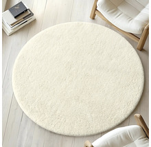 Tapis rond sur plancher en bois avec chaises et pile de livres
