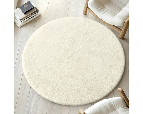 Tapis rond sur plancher en bois avec chaises et pile de livres