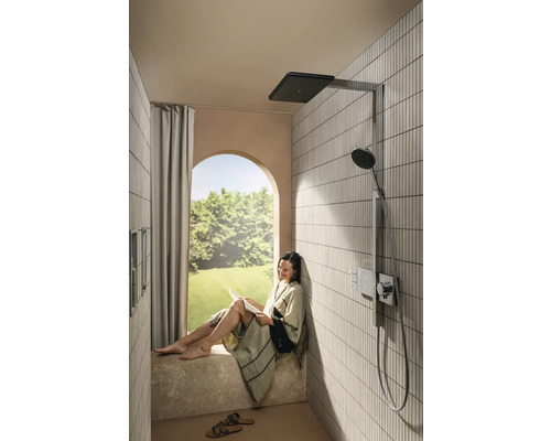 Begehbare Dusche mit Kopfbrause, Handbrause und Frau