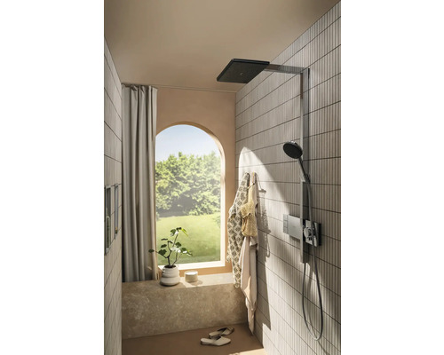 Helles Badezimmer mit Regendusche, Handbrause, Handtüchern und Fenster