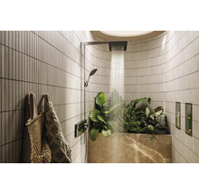 Badezimmer mit Dusche, Pflanzen und Handtüchern für eine natürliche Atmosphäre