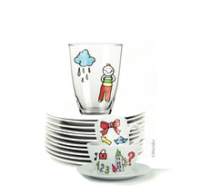 Stapel Teller mit Tasse, Untertasse und Glas mit Kindermotiven