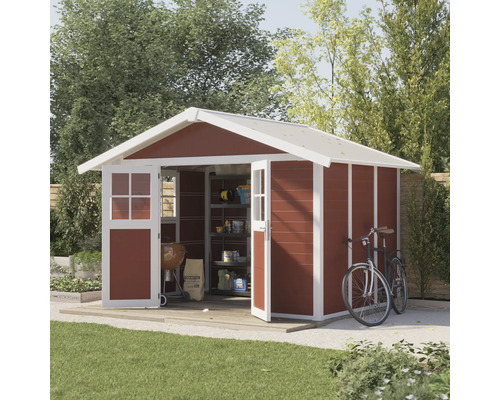Abri de jardin avec portes ouvertes, barbecue, sac de charbon de bois et vélos