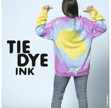 Personne portant un sweat-shirt tie-dye, vue de dos