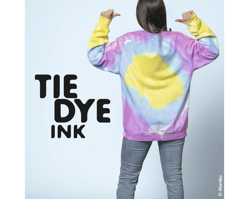 Personne portant un sweat-shirt tie-dye, vue de dos