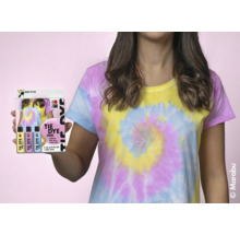 Femme avec T-shirt batik tient un paquet de teinture batik Marabu à la main