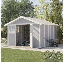Abri de jardin avec portes ouvertes, tondeuse à gazon et brouette dans le jardin