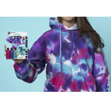 Personne portant un sweat à capuche avec un motif tie and dye et un kit de teinture Tie Dye Ink.