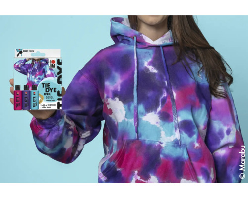 Personne portant un sweat à capuche avec un motif tie and dye et un kit de teinture Tie Dye Ink.