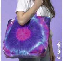 Femme avec un sac en tissu à motif batik