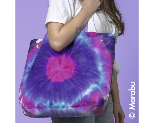 Femme avec un sac en tissu à motif batik