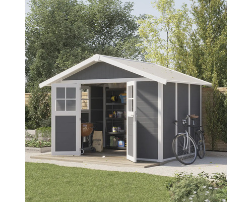 Abri de jardin avec portes ouvertes, gril, vélo et accessoires de jardin