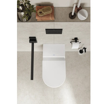 Modernes Badezimmer mit wandhängendem WC, Toilettenpapierhalter und WC-Bürste