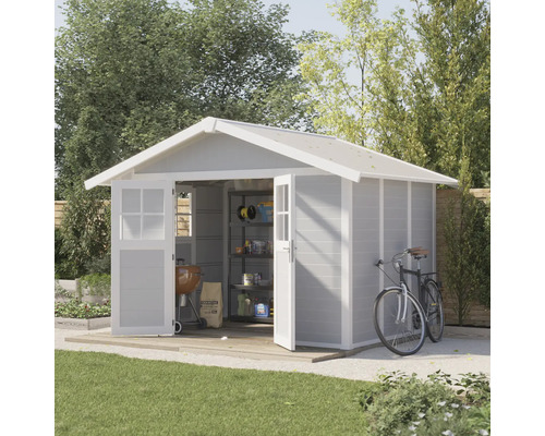 Scène de jardin avec remise à outils, barbecue, sac de charbon de bois et vélo