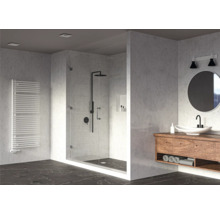 Badezimmer mit ebenerdiger Dusche, Waschtisch und Handtuchwärmer