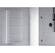 Handtuchwärmer im Badezimmer mit Duschkabine und Armaturen