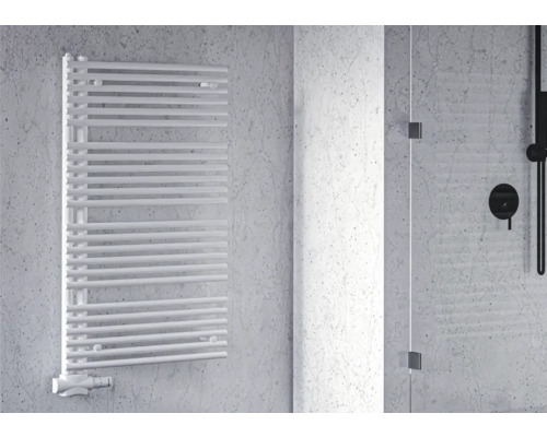 Handtuchwärmer im Badezimmer mit Duschkabine und Armaturen
