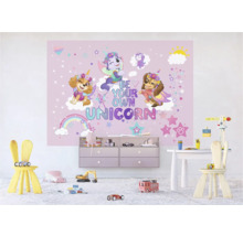 Kinderzimmer mit Wandbild mit dem Schriftzug Sei dein eigenes Einhorn, Kommode und Spielzeug