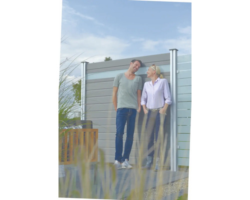 Brise-vue Osmo Multi-Fence Creativ 180 x 186 cm gris clair Couple devant un écran d'intimité en plastique avec des poteaux en aluminium