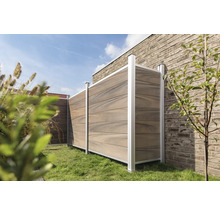 Clôture de jardin en bois et métal sur une pelouse