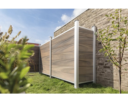 Clôture de jardin en bois et métal sur une pelouse