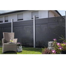 Jardin avec clôture d'intimité, fauteuil en osier et plantation